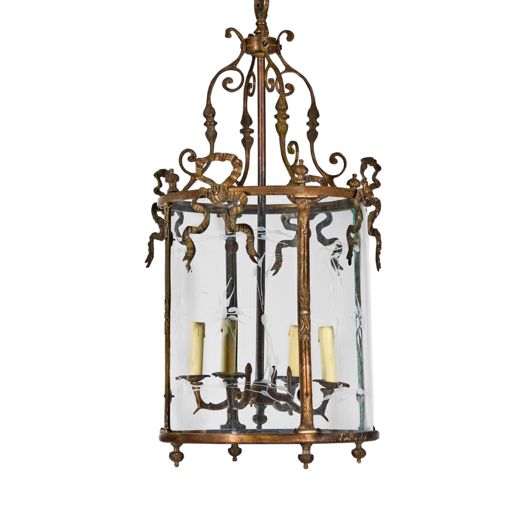 Klassieke hanglamp: bronzen lantaarn met glaspanelen en kaarslampen, Lodewijk XVI-stijl
