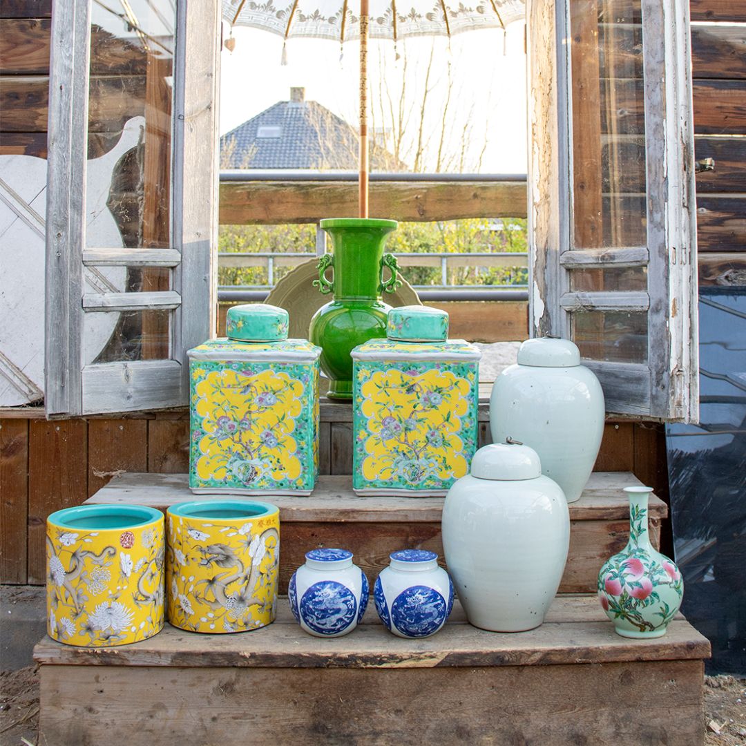 Unieke stukken: groep kleurrijk Chinees porselein met gele, groene en blauw-witte potten en vazen