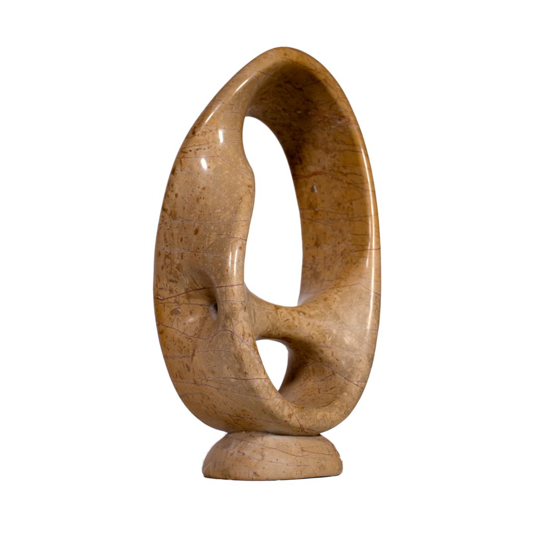 Abstract beeld: gepolijste sculptuur van beige marmer met open lusvorm op ronde voet