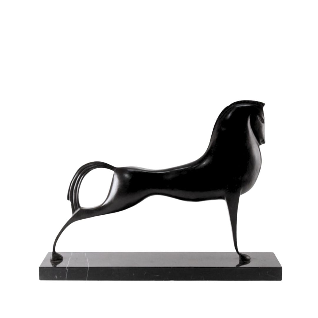 Bronzen beelden collectie van Kuzco Art Maison: gestileerd zwart bronzen paard in art-decostijl op zwart marmer