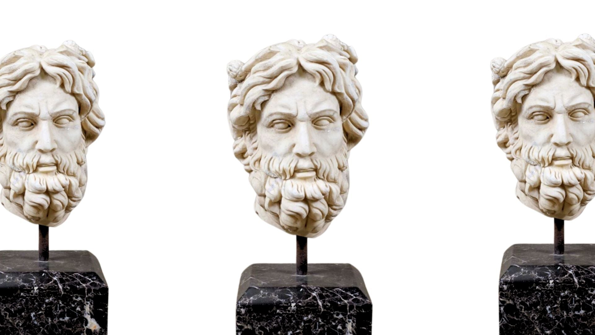 Griekse en Romeinse beelden: witte marmeren Zeuskoppen met baard op zwarte marmeren sokkel