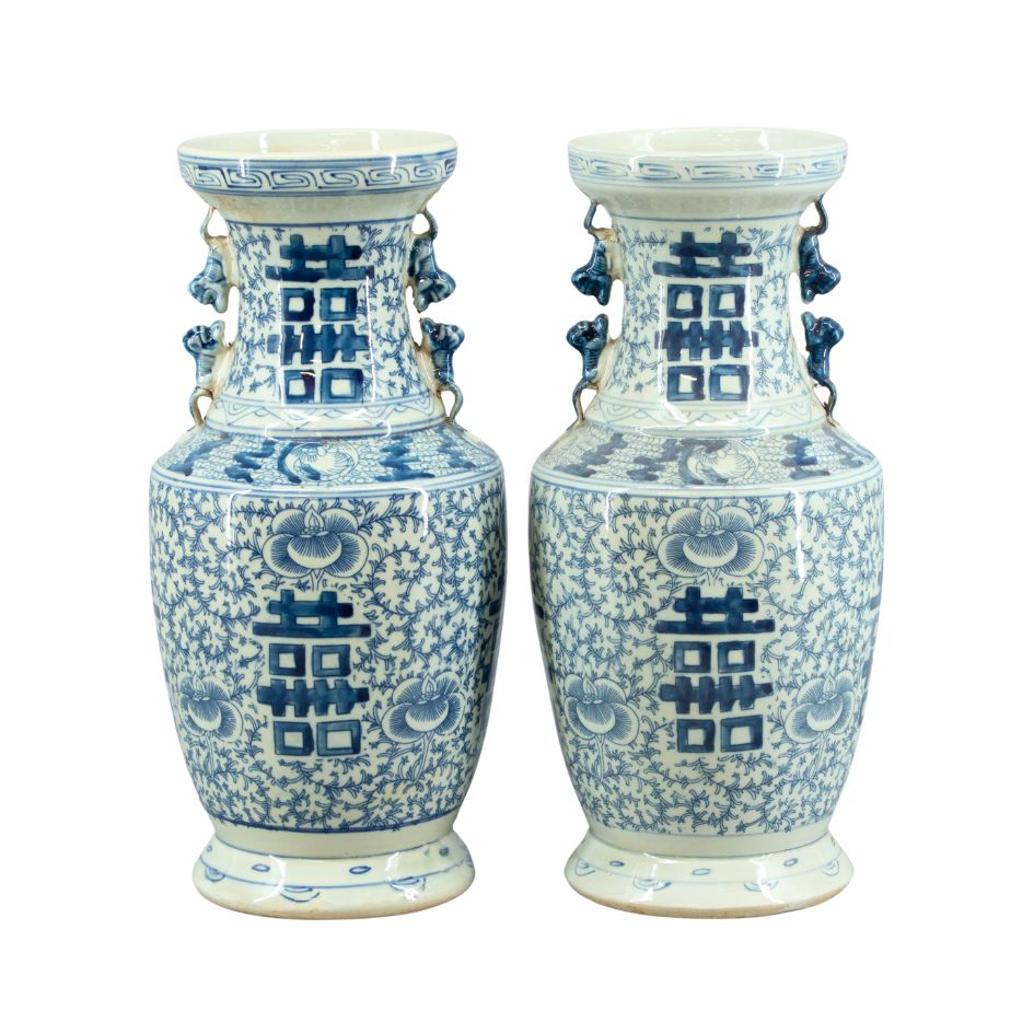 Paar Chinese balustervazen 'Longévité' van blauw-wit porselein, met decor van bloemen en het lang-leven symbool.