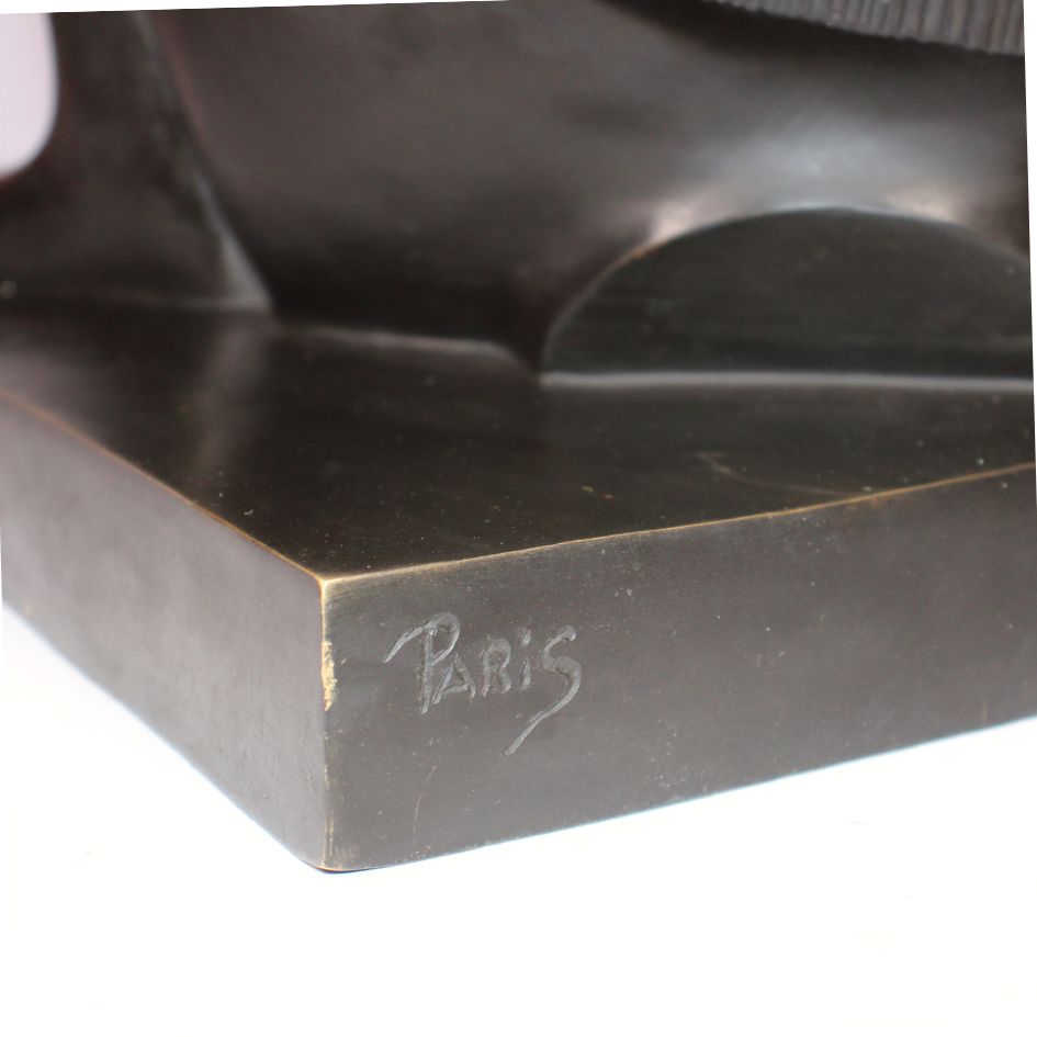 Détail de la lampe singe en bronze : socle avec signature gravée Paris et patine sombre