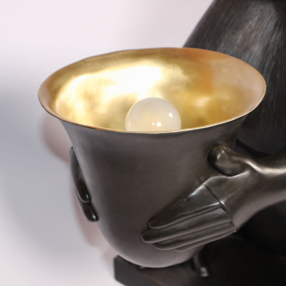 Détail de la lampe singe en bronze : coupe dorée vue de dessus avec source lumineuse ronde en éclairage indirect