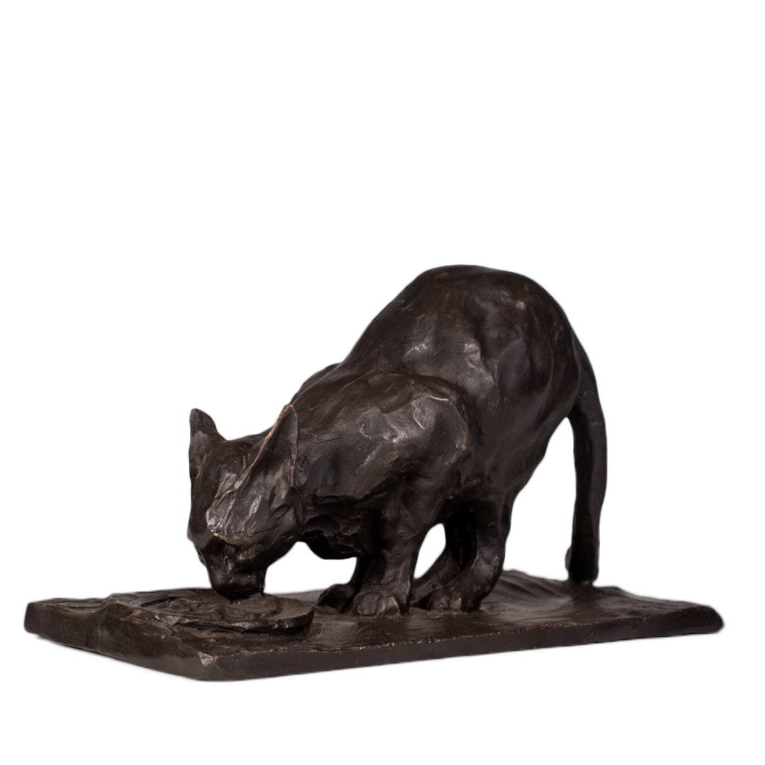 Gato bebiendo de bronce en tres cuartos, patas delanteras juntas junto al platillo, superficie modelada