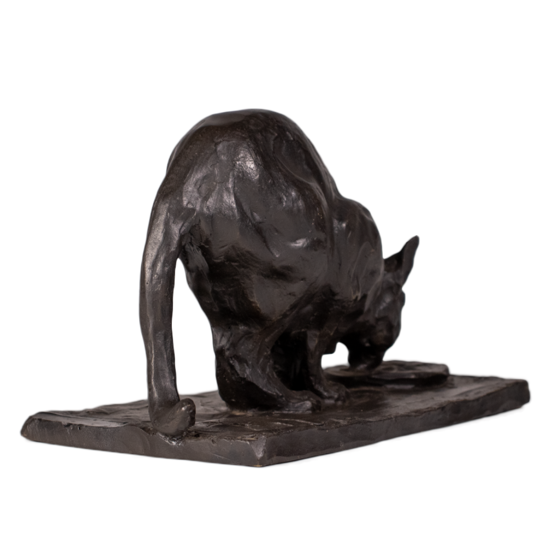 Gato bebiendo de bronce en tres cuartos trasero, cuartos traseros y cola hasta el borde de la base, pátina oscura