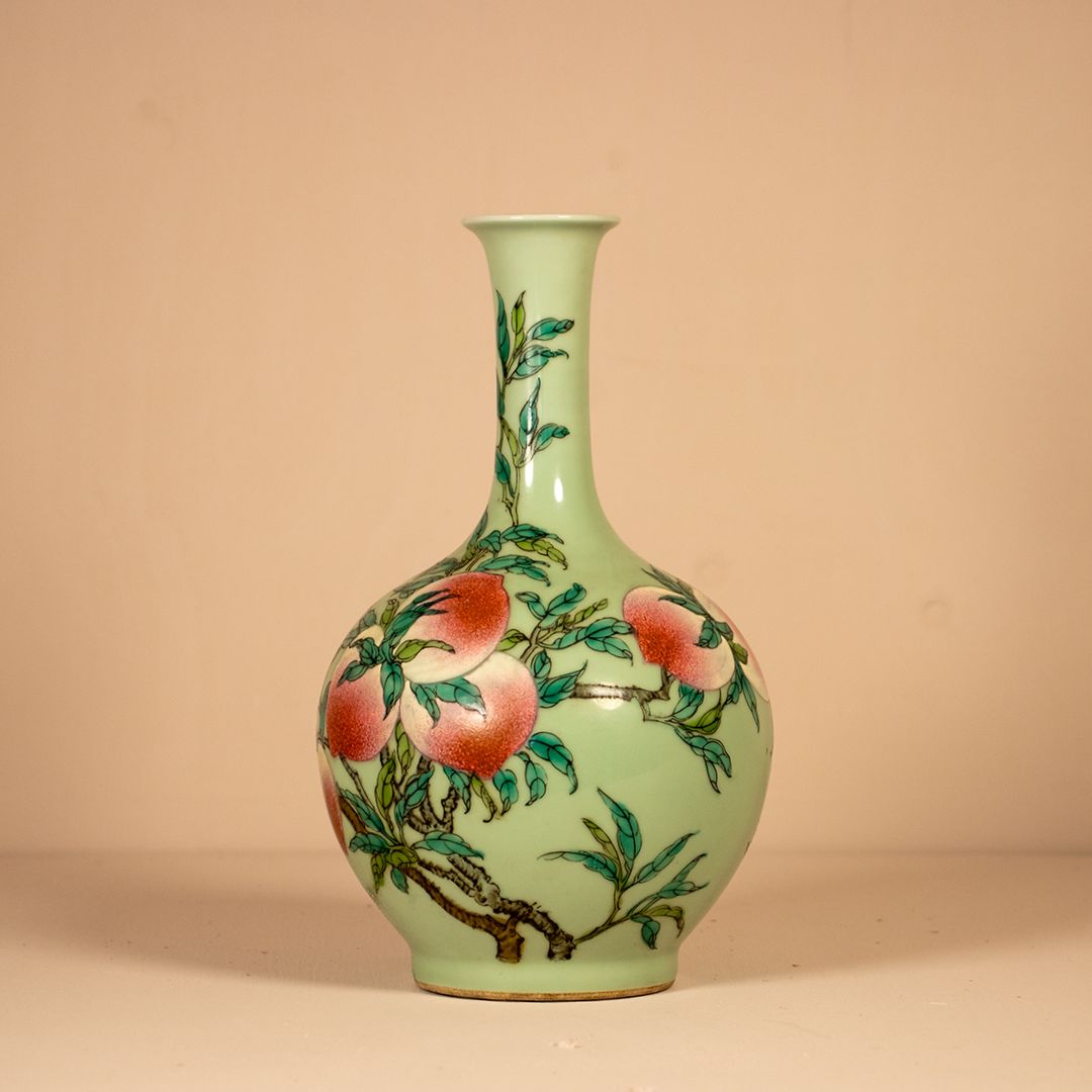 Vase en Porcelaine "Pêches de Longévité", Style Dynastie Qing