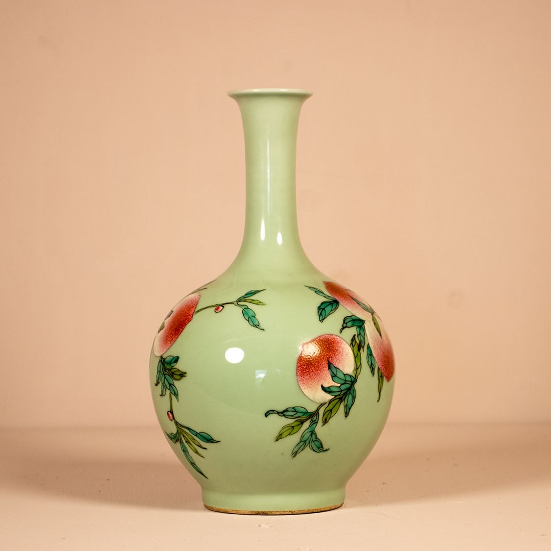 Vase en Porcelaine "Pêches de Longévité", Style Dynastie Qing