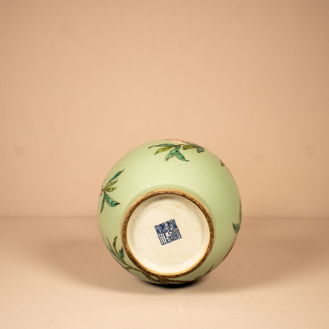 Vase en Porcelaine "Pêches de Longévité", Style Dynastie Qing