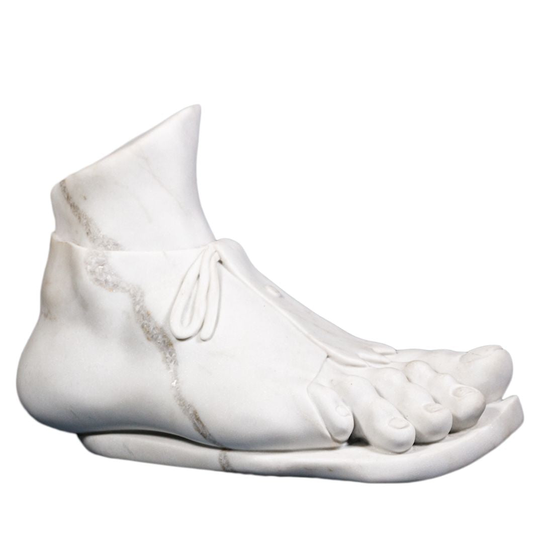 Marmeren voet naar de Kolossale marmeren voet (inv. Pb 144) van het Rijksmuseum van Oudheden
