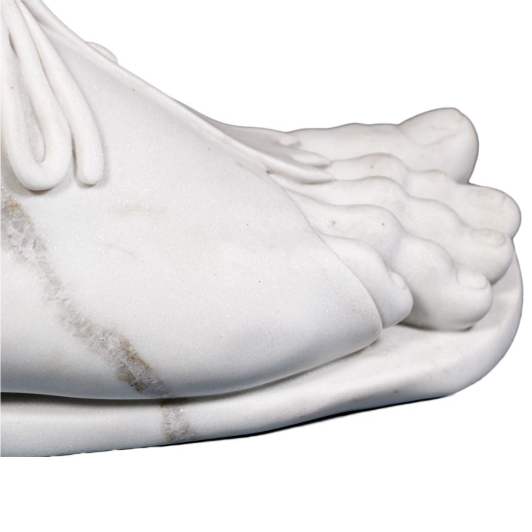 Detail van de handgehakte tenen en teenriem van de marmeren voet