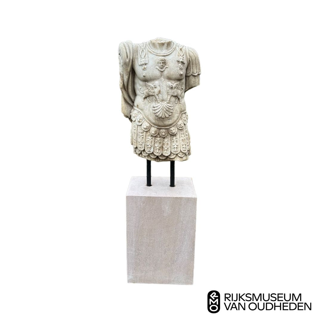 marmeren beeld van romeinse torso met kuras, grand tour - Rijksmuseum van Oudheden collectie