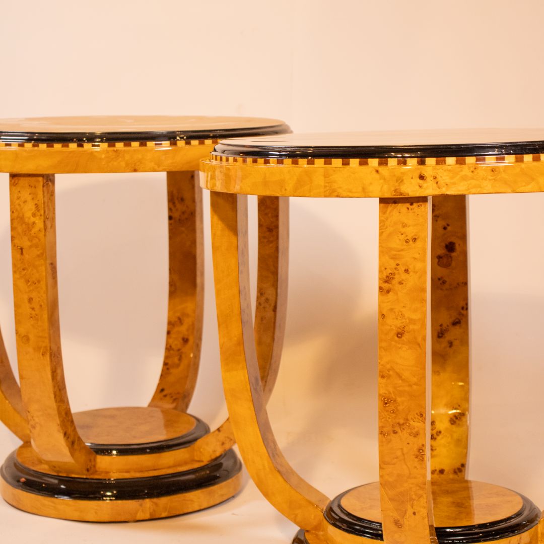 Pair of Art Deco side tables with burl walnut wood veneer and black accents, elegant vintage furniture set