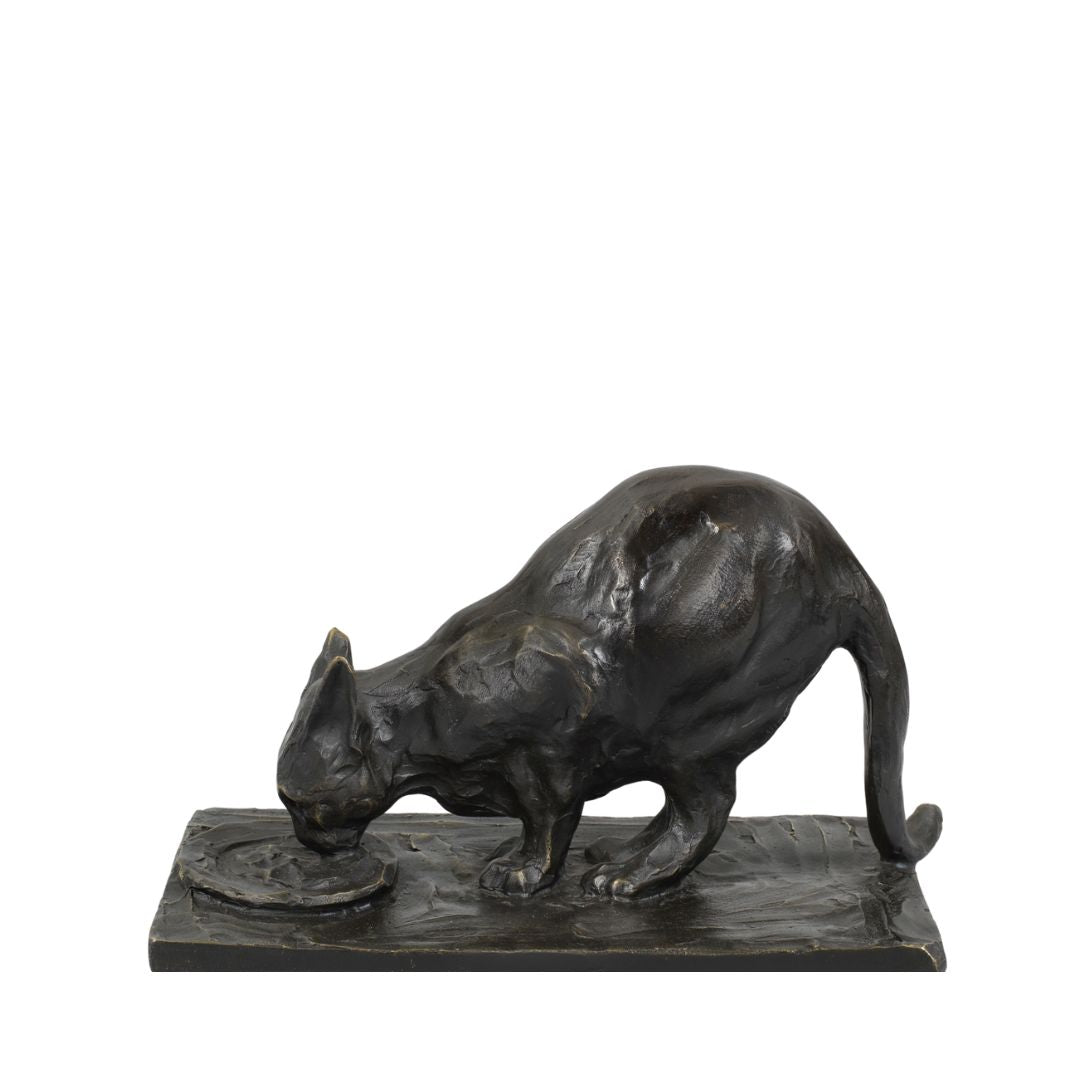 Kuzco bronzen beeld van drinkende kat, naar Rembrandt Bugatti, handgemaakt, donkerbruin gepatineerd brons