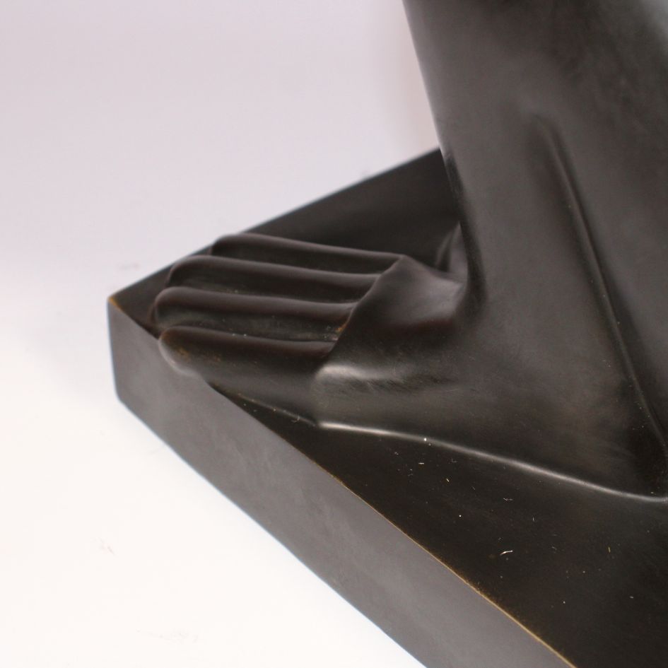 Détail de la lampe singe en bronze : pied et socle carré à la patine brun foncé