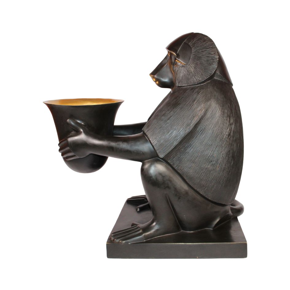 Lampe singe en bronze de profil, babouin assis tenant une coupe à l'intérieur doré