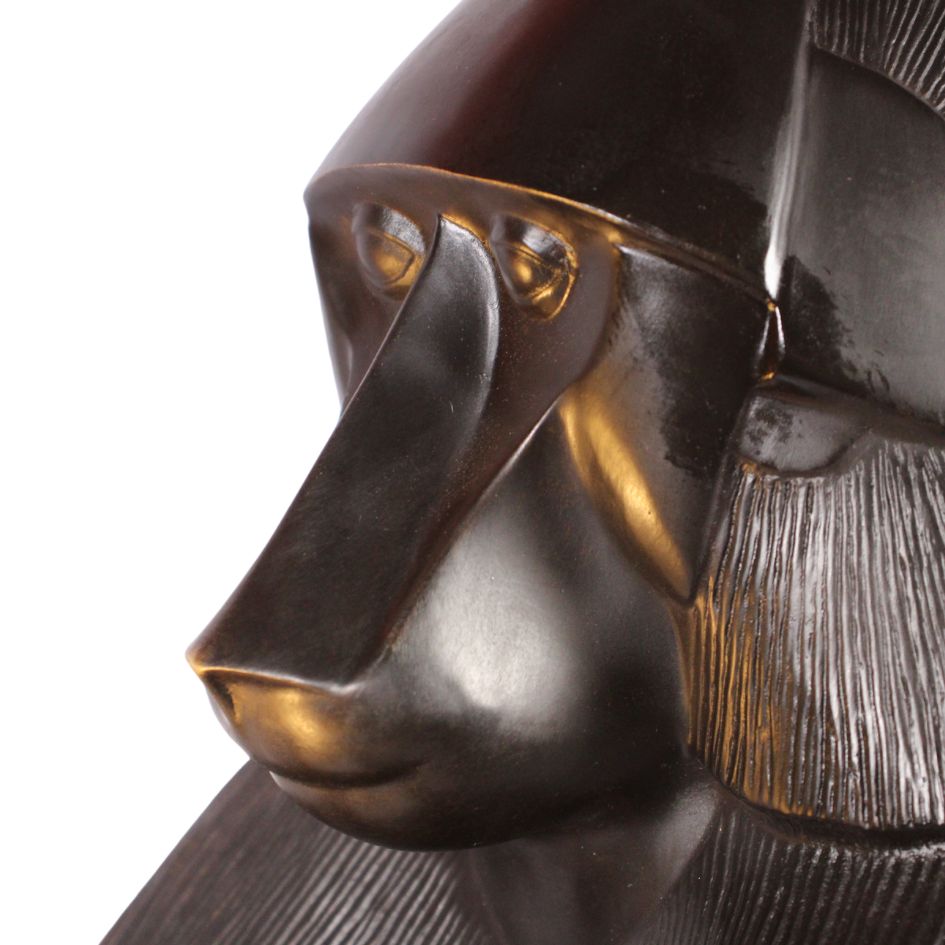Détail de la lampe singe en bronze : tête de babouin de profil, patine sombre et reflets dorés