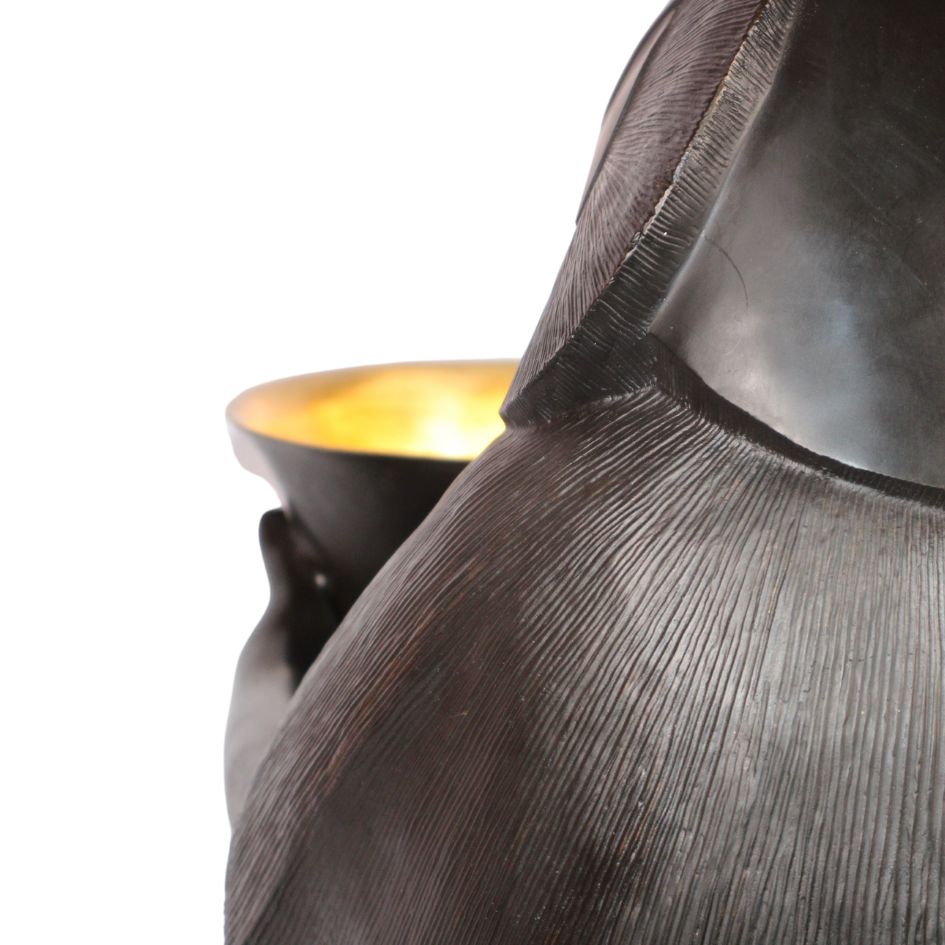 Détail de la lampe singe en bronze : crinière striée de l'épaule du babouin avec coupe dorée