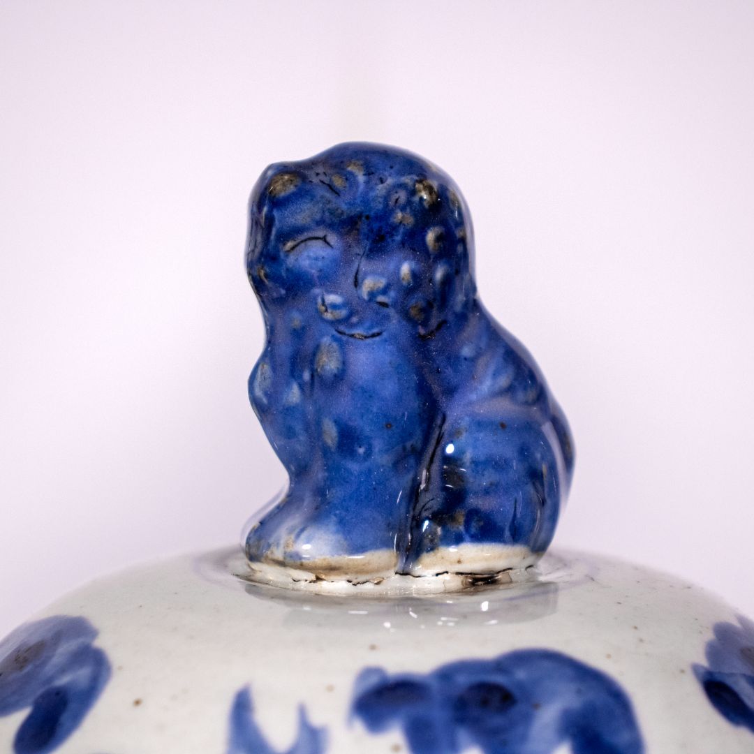 Deckelvase Fu-Hund – Blau-Weiß