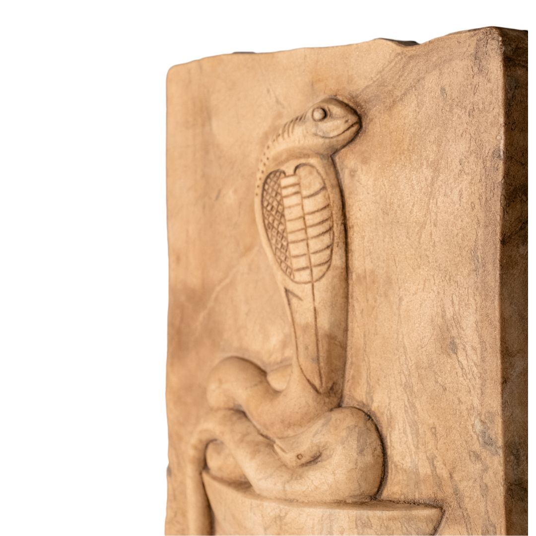 Relief de cobra (uraeus) en marbre taillé à la main