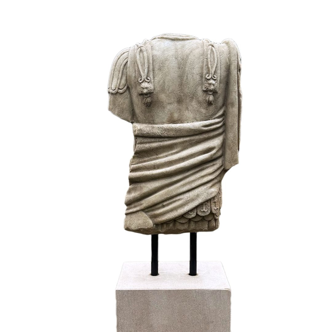 Römischer Marmortorso mit Muskelpanzer & Paludamentum