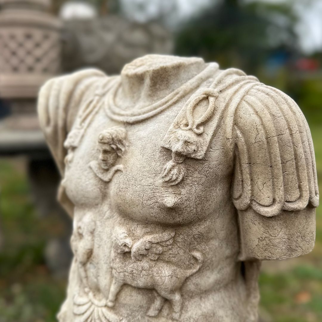 Römischer Marmortorso mit Muskelpanzer & Paludamentum