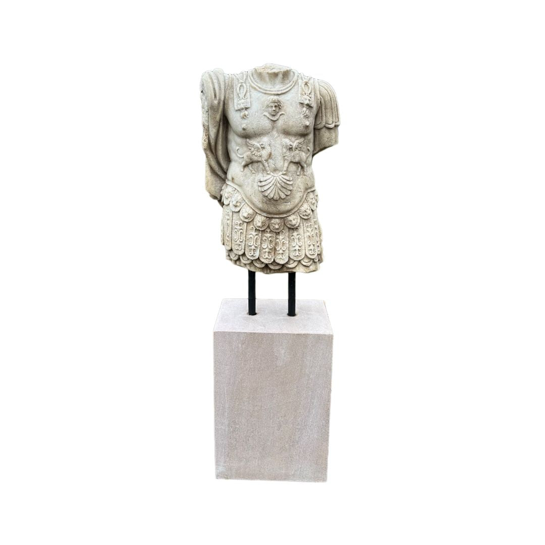 Römischer Marmortorso mit Muskelpanzer & Paludamentum