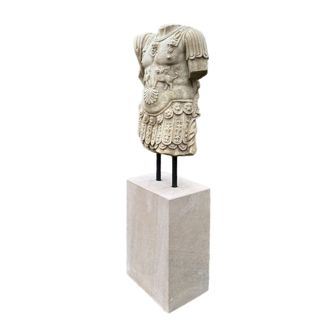 Römischer Marmortorso mit Muskelpanzer & Paludamentum